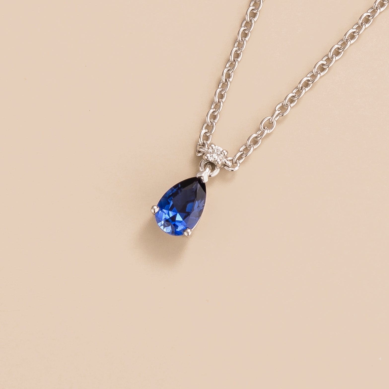 minimalist blue sapphire pendant necklace with diamond in white gold