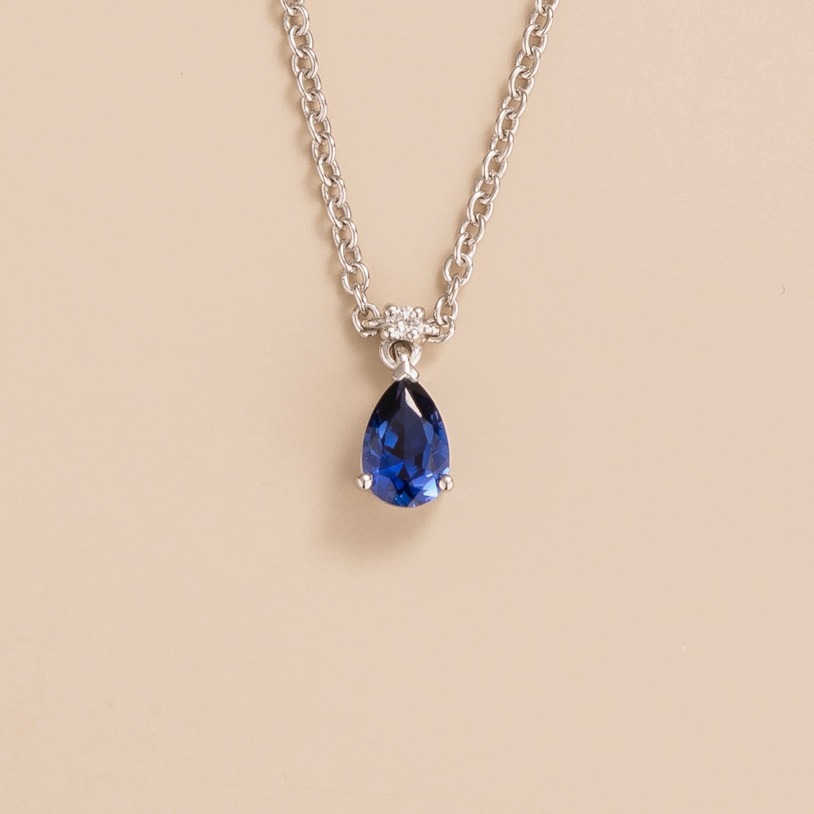 blue sapphire and diamond pendant necklace in white gold juvetti