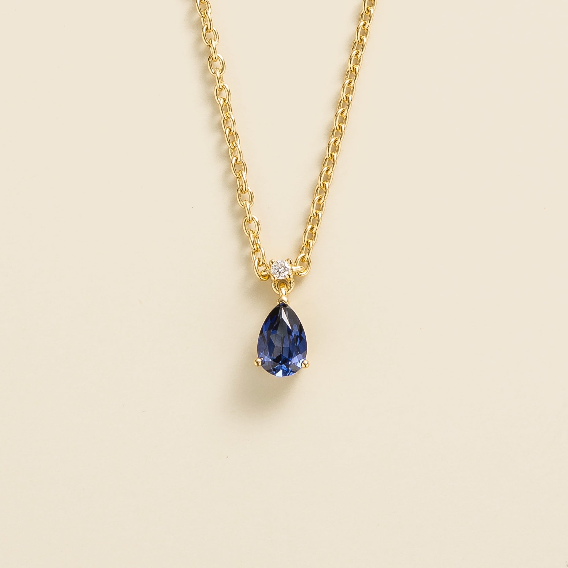 minimalist blue sapphire pendant necklace with diamond in gold