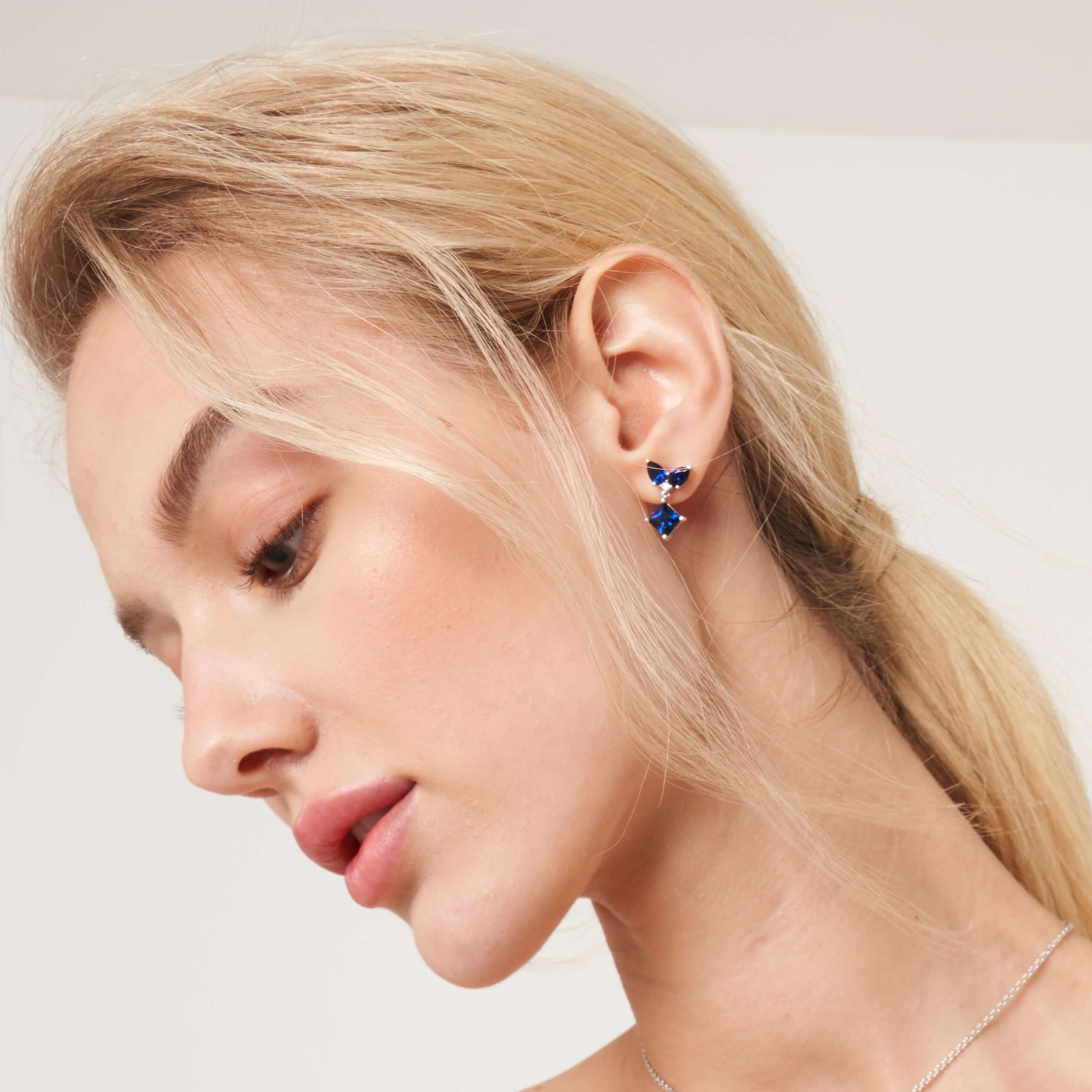 Amore earrings in 18 kt white gold vermeil set with lab grown diamond and blue sapphire gem stone. Perfect for yourself and as gift.