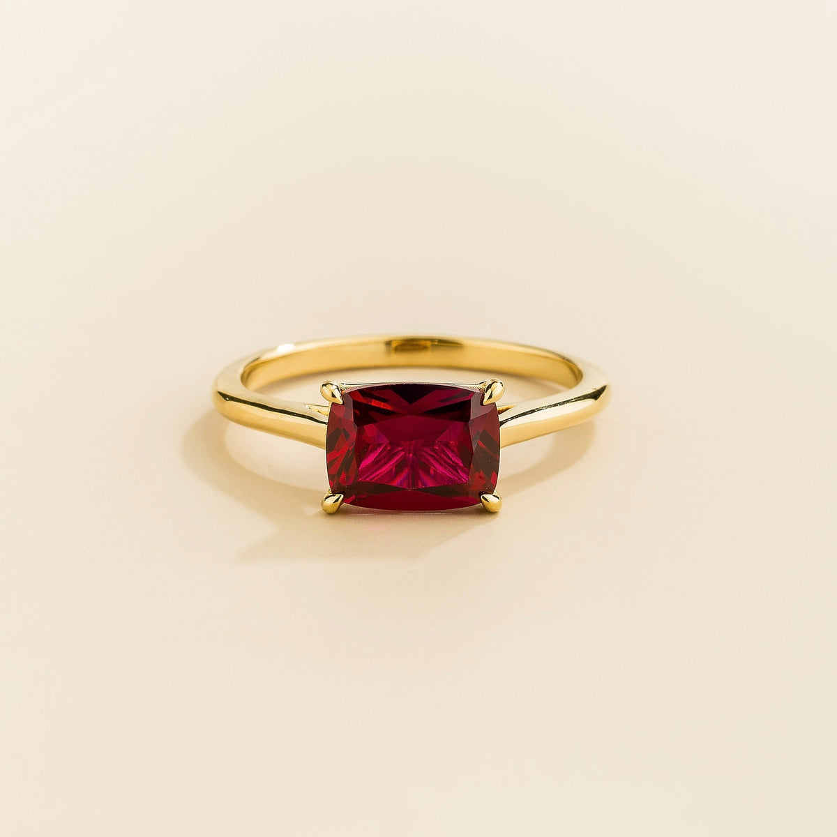 Kissen Ruby East-West Cushion Cut Solitaire Ring in Gold