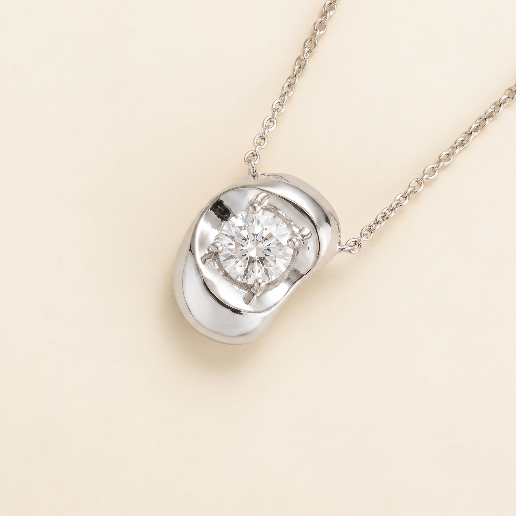 Fava Round Diamond Pendant Necklace in White Gold | Juvetti