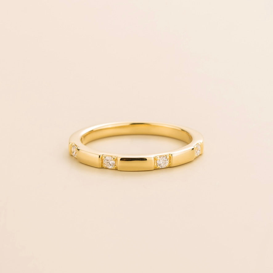 Lab-grown emerald station band Balans ring in gold | Juvetti London