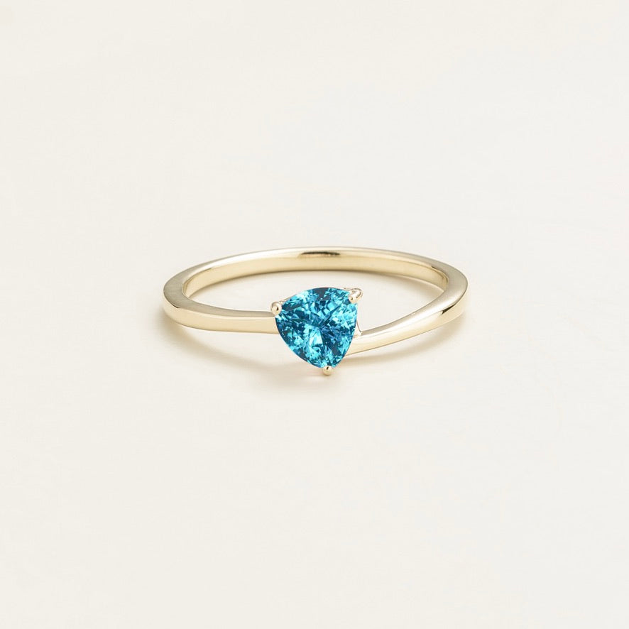 Trillion-cut lab-grown Paraiba sapphire solitaire ring in white gold | Juvetti London