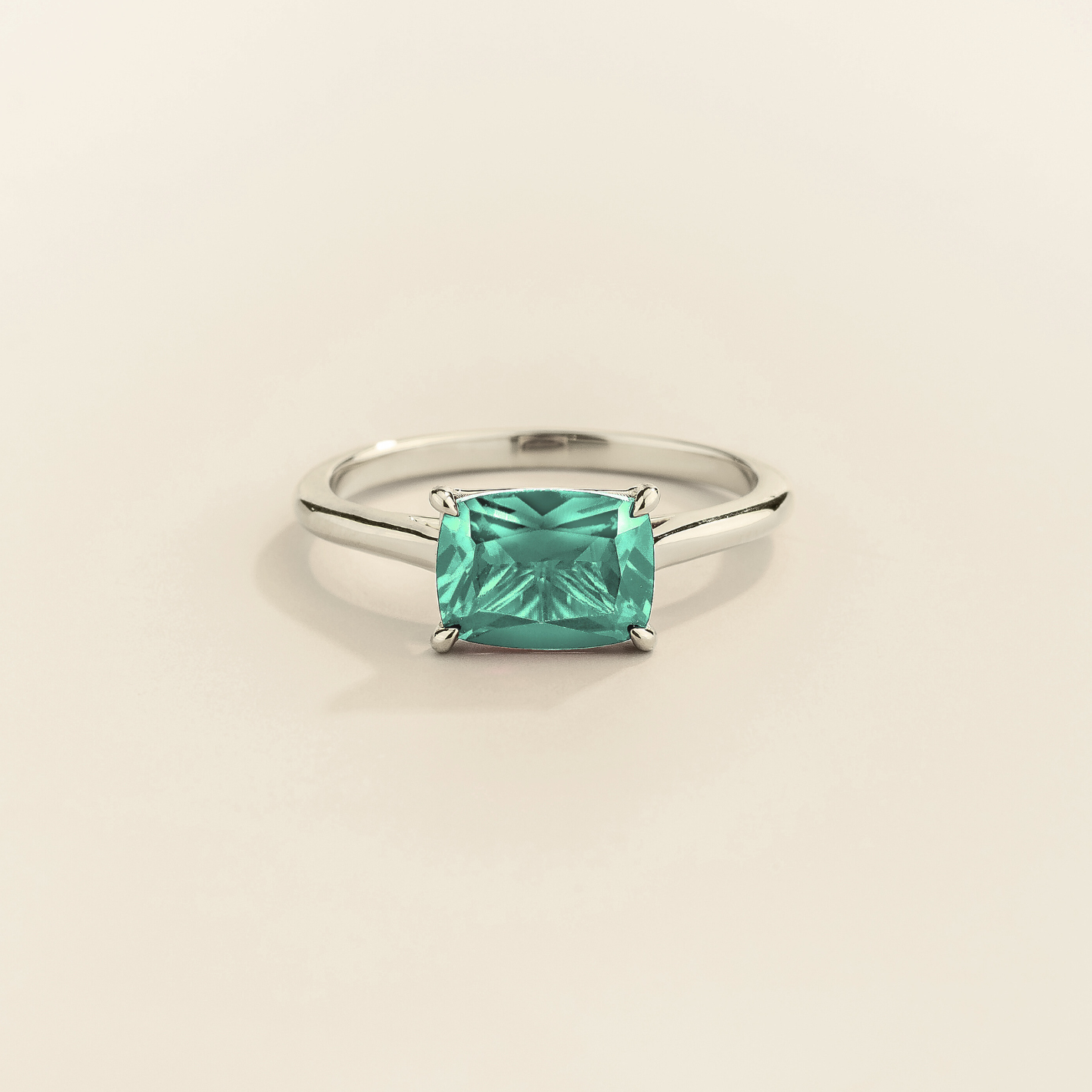Kissen Ring in white gold, set with a Paraiba Sapphire in an east–west setting.