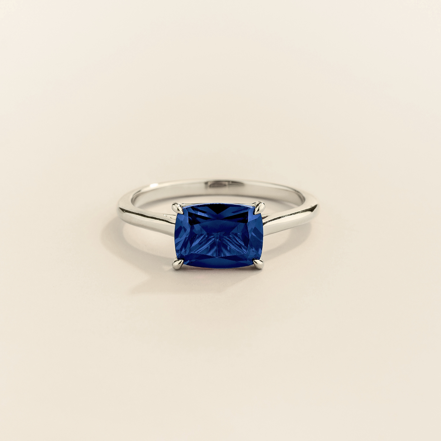 Kissen Ring in white gold, set with a Blue Sapphire in an east–west setting.