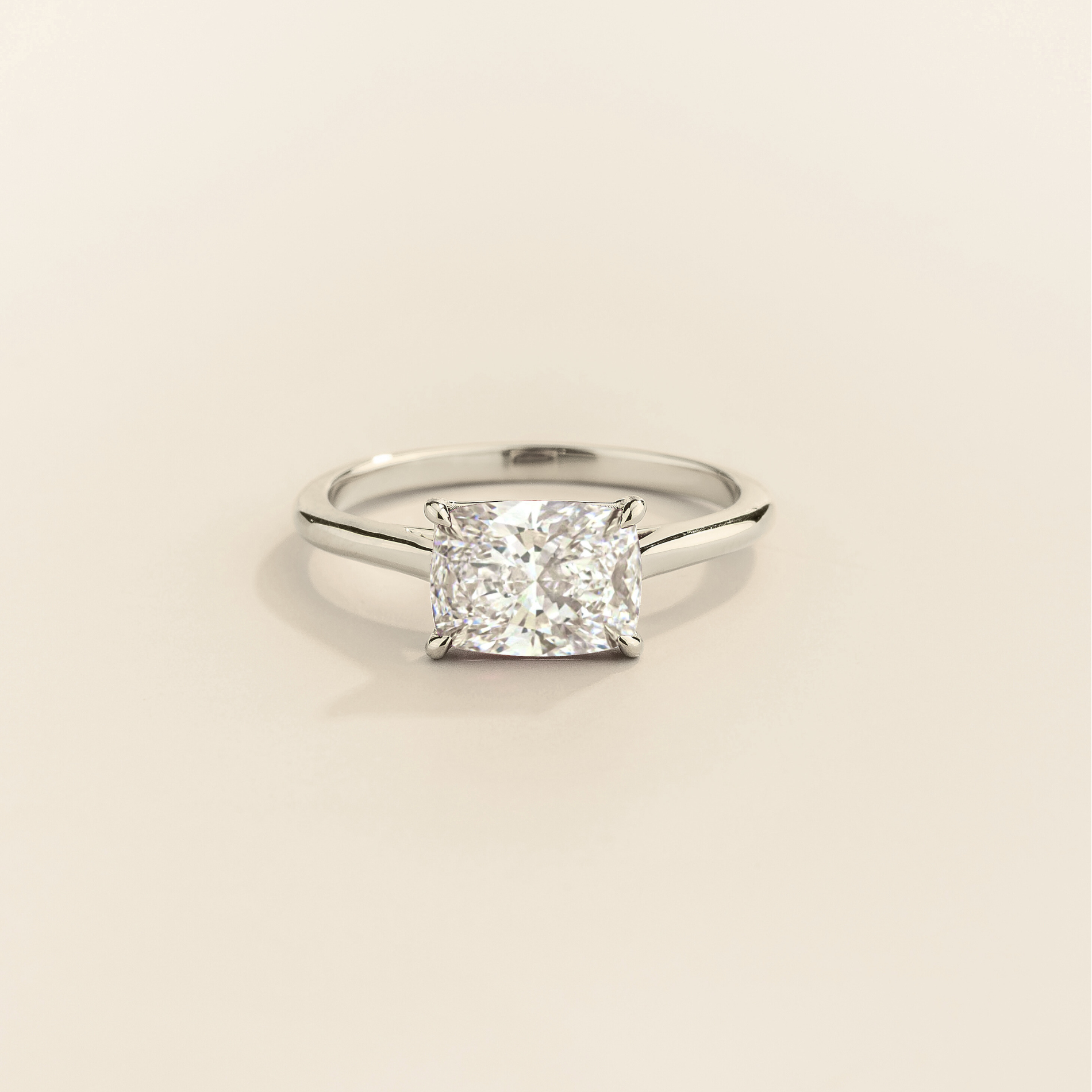 Kissen Ring in white gold, set with a Diamond in an east–west setting.