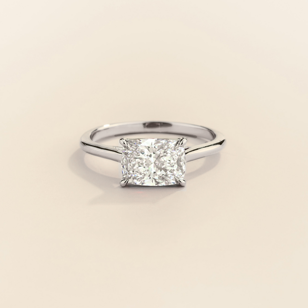 Kissen Ring in white gold, set with a Diamond in an east–west setting.