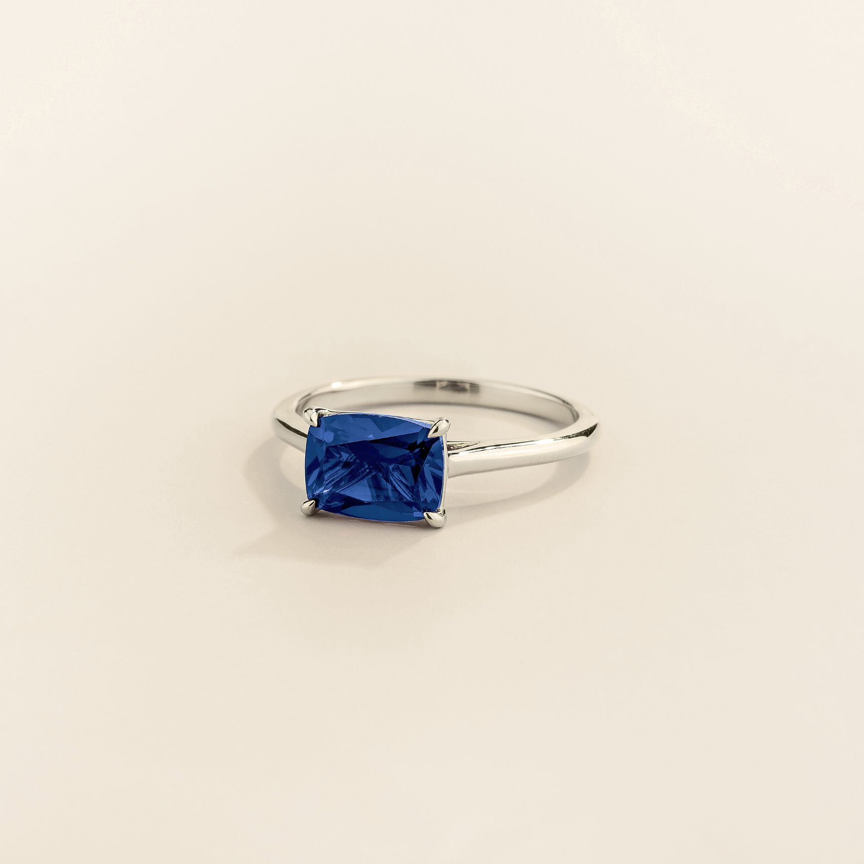 Kissen Ring in white gold, set with a Blue Sapphire in an east–west setting.