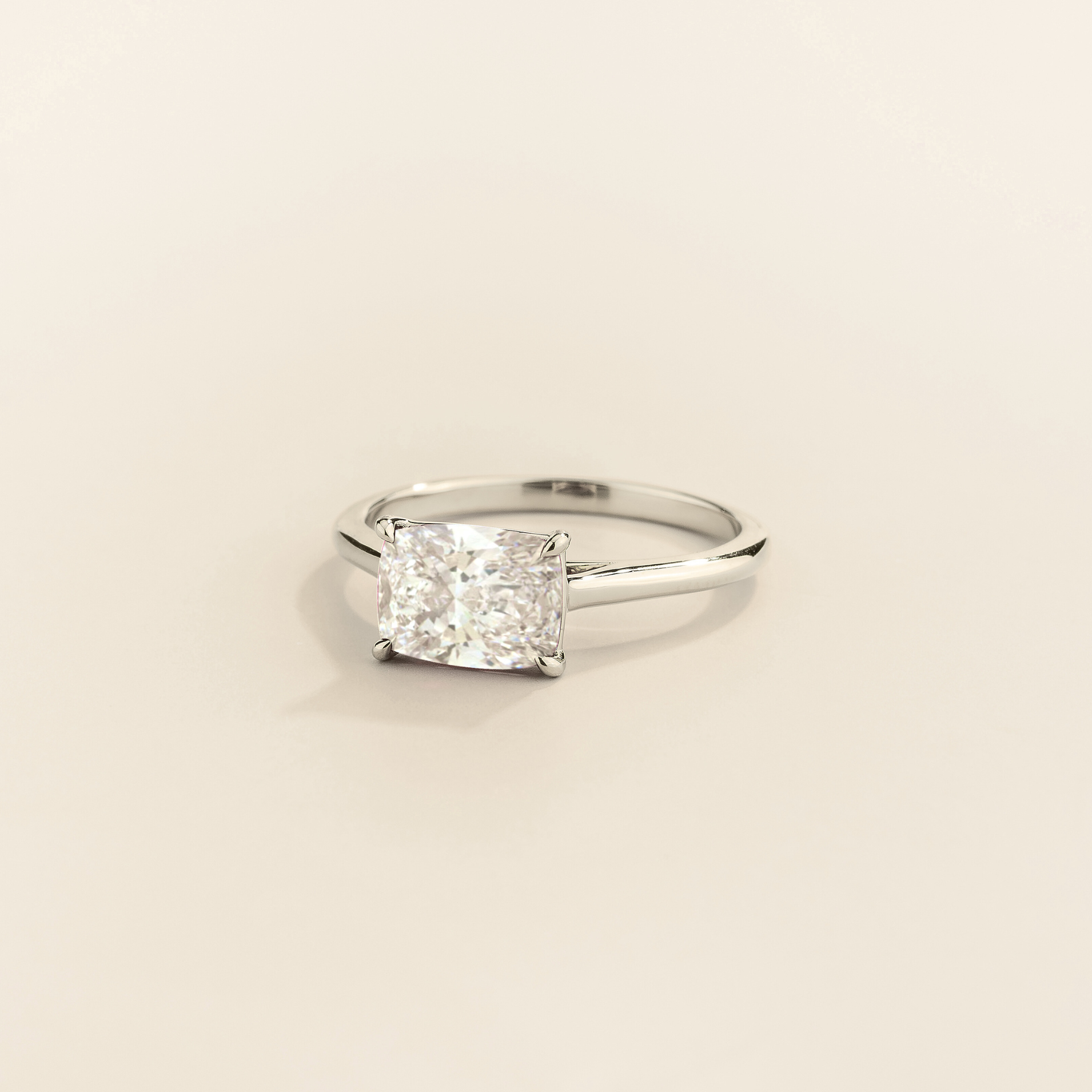 Kissen Ring in white gold, set with a Diamond in an east–west setting.