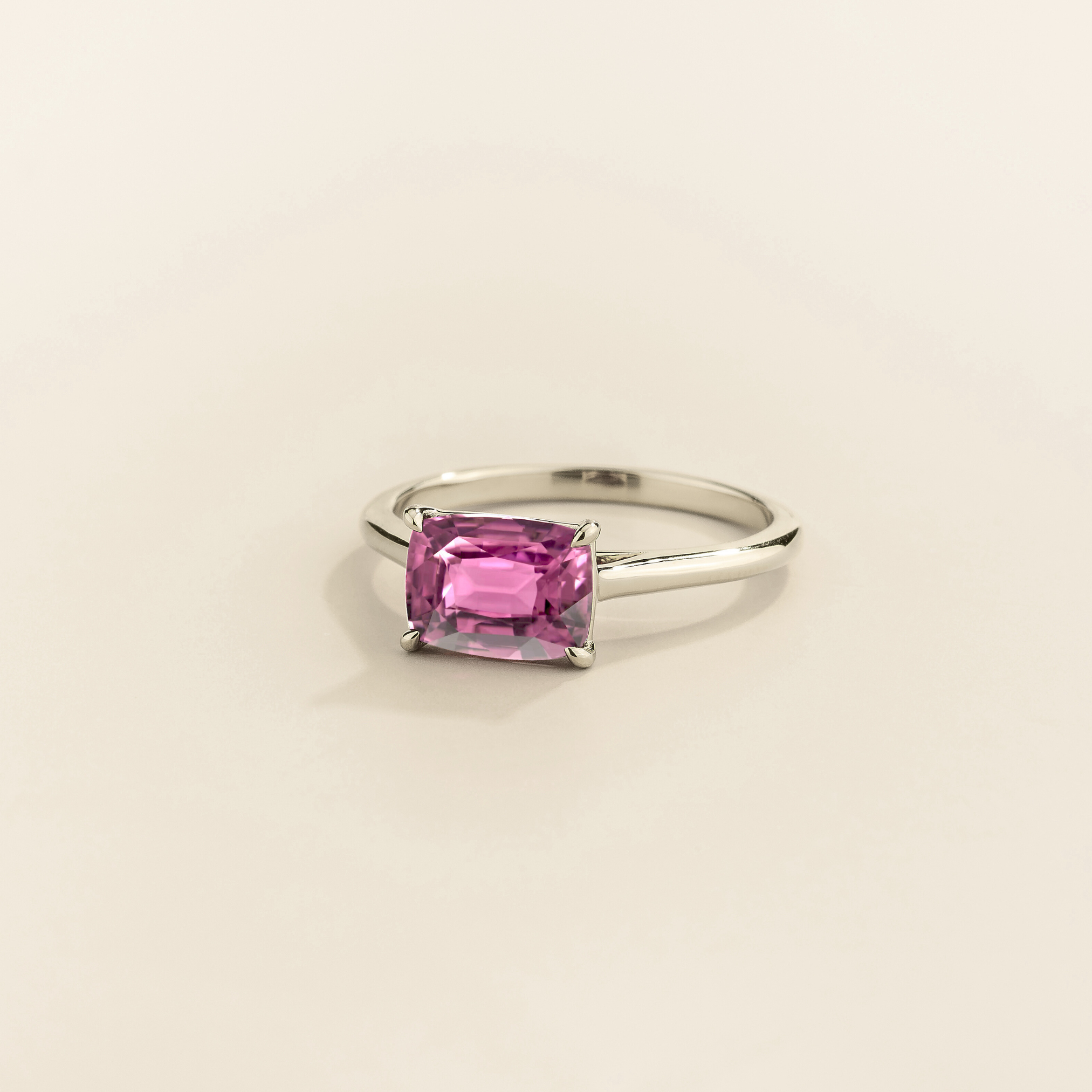 Kissen Ring in white gold, set with a Morganite in an east–west setting.