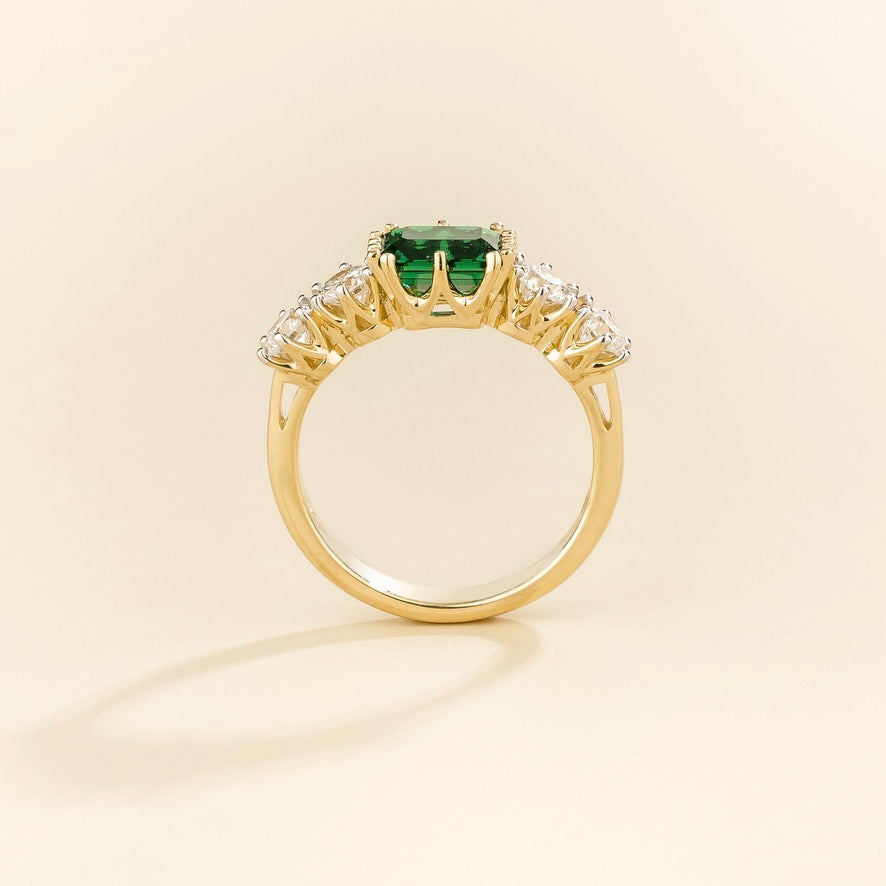 Savis East-West Emerald Cut Emerald Ring with Four Side Diamonds in Yellow Gold