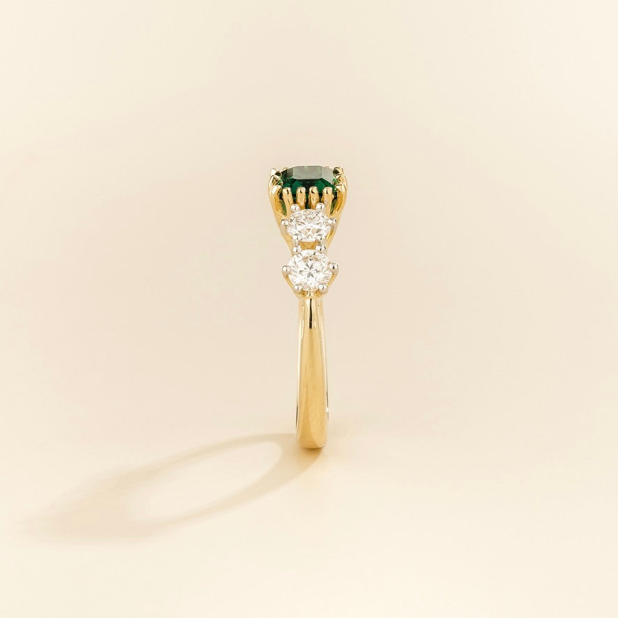 Savis East-West Emerald Cut Emerald Ring with Four Side Diamonds in Yellow Gold