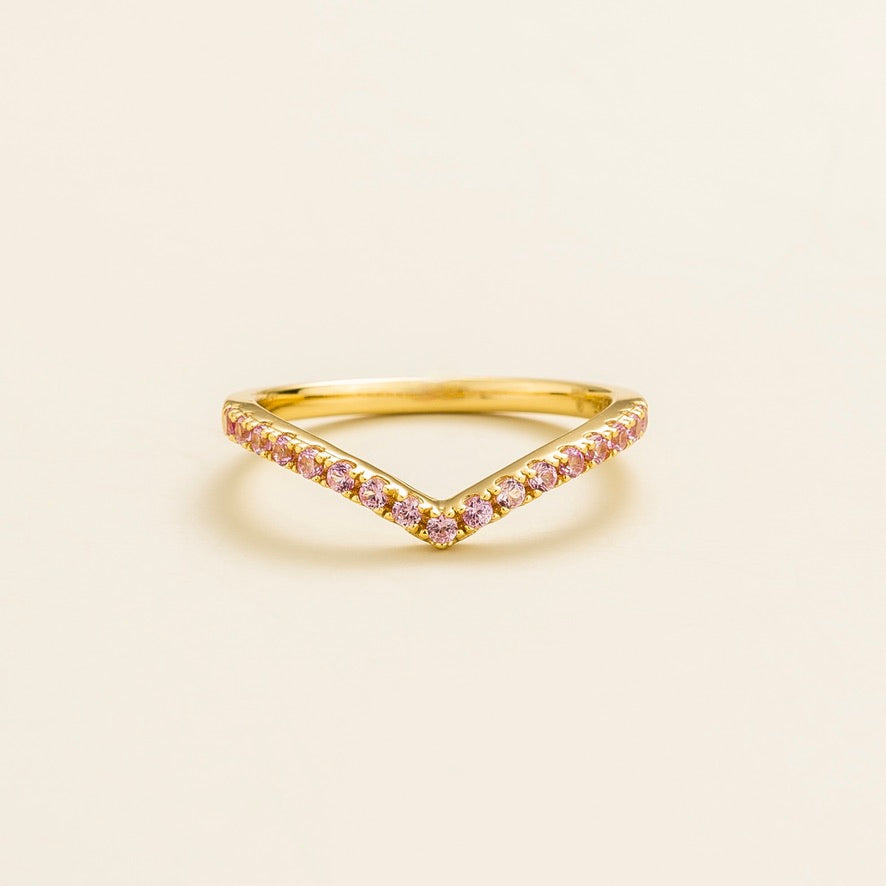 Kasso gold ring set with a lab-grown pink sapphire, delicate everyday design | Juvetti London