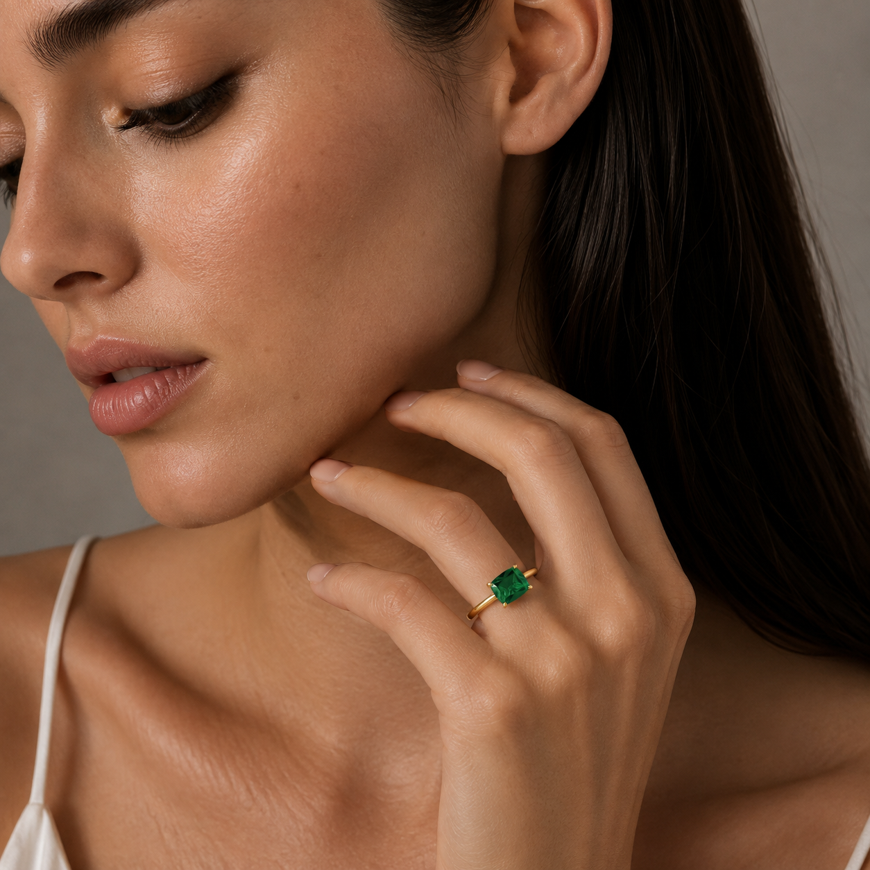 Kissen Emerald East-West Cushion Cut Solitaire Ring In Gold