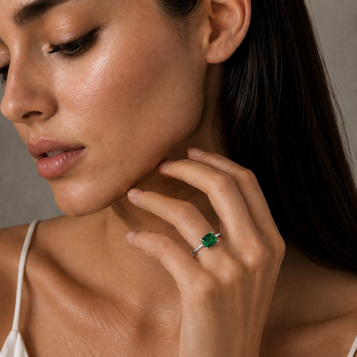 Kissen Emerald East-West Cushion Cut Solitaire Ring In White Gold