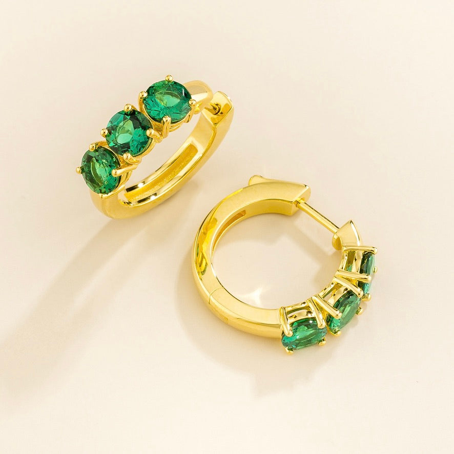 Tres Emerald Three-Stone Huggie Hoop Earrings in Gold