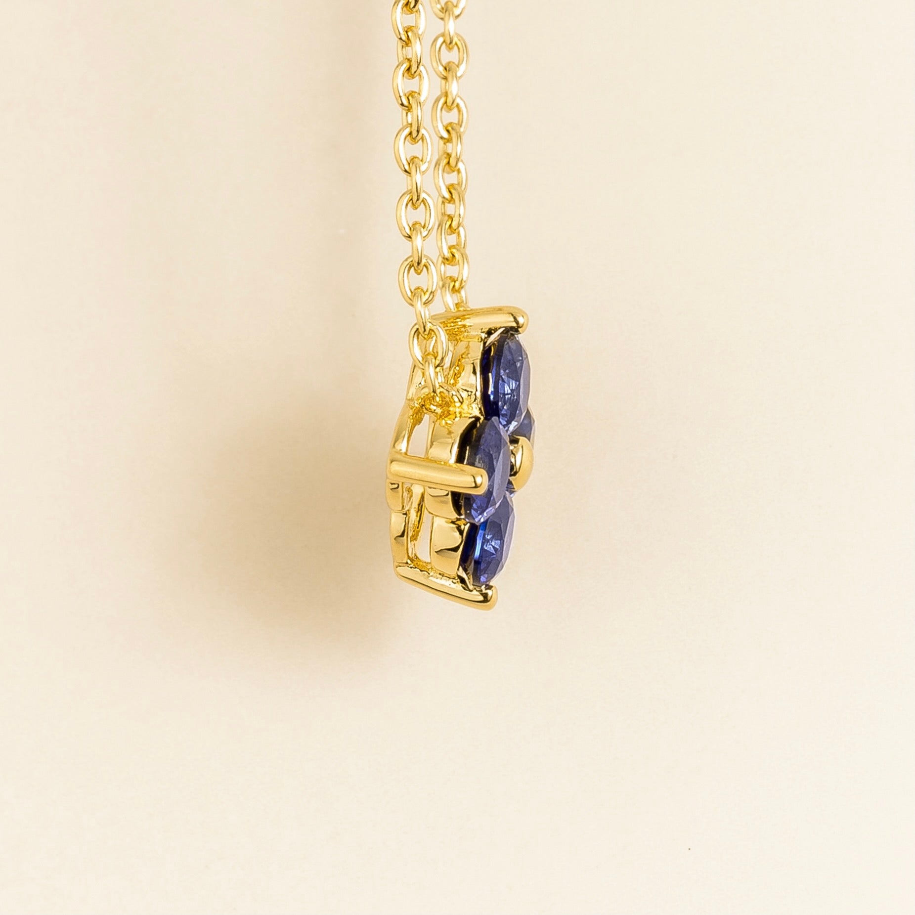 Clover Blue Sapphire Necklace In Gold