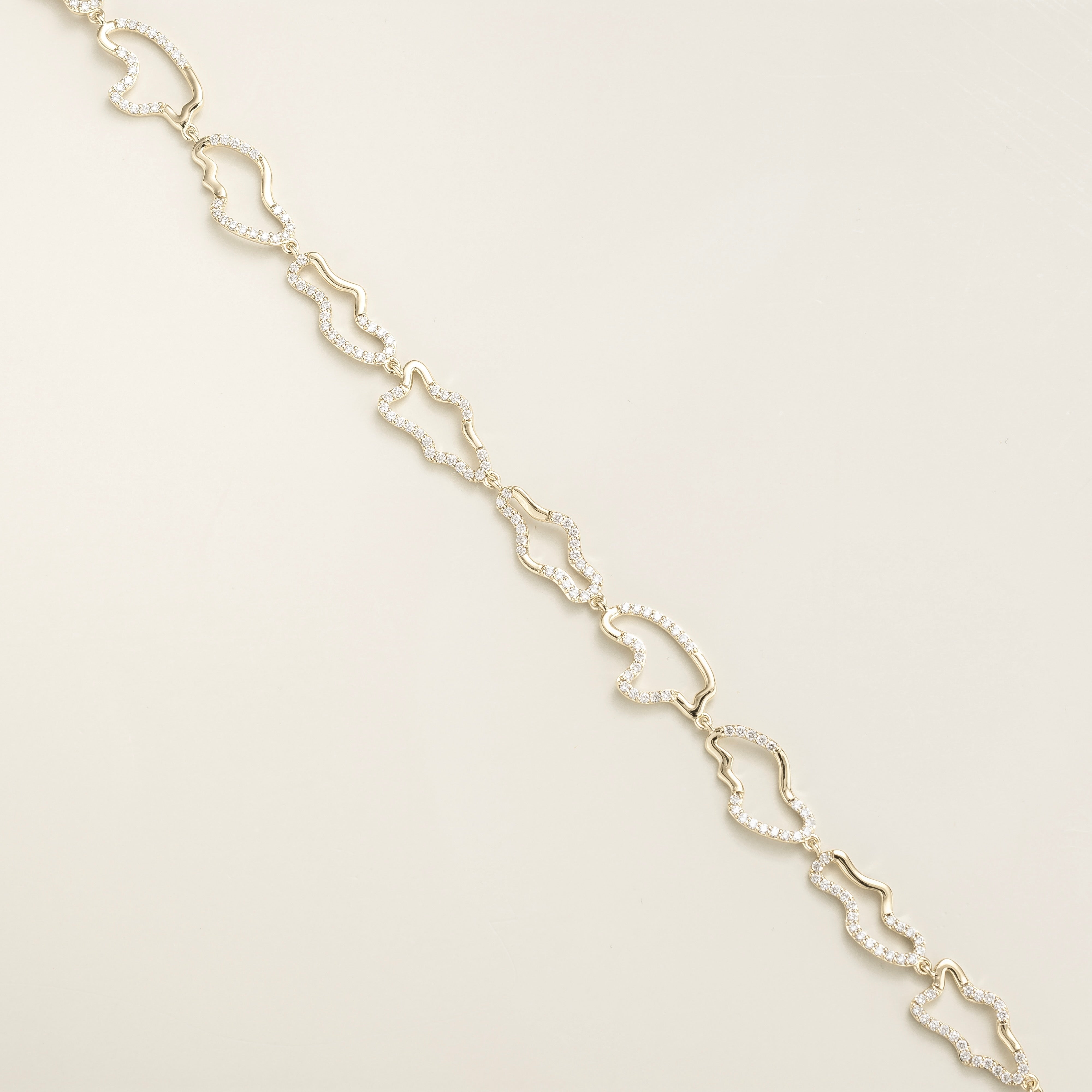 elegant fluir bracelet set with diamonds