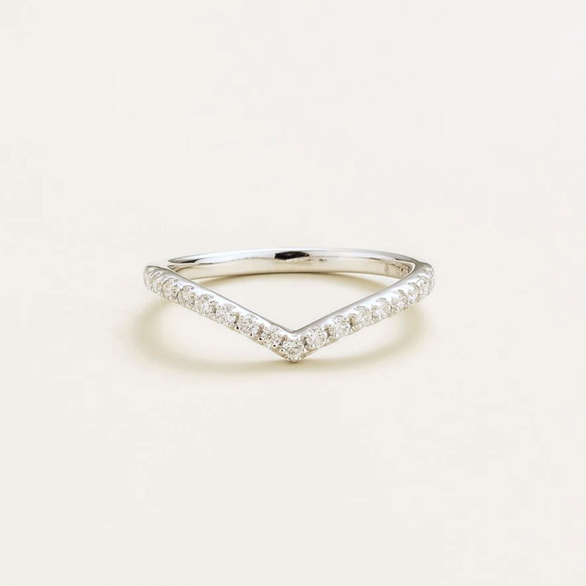 Kasso diamond chevron ring in white gold