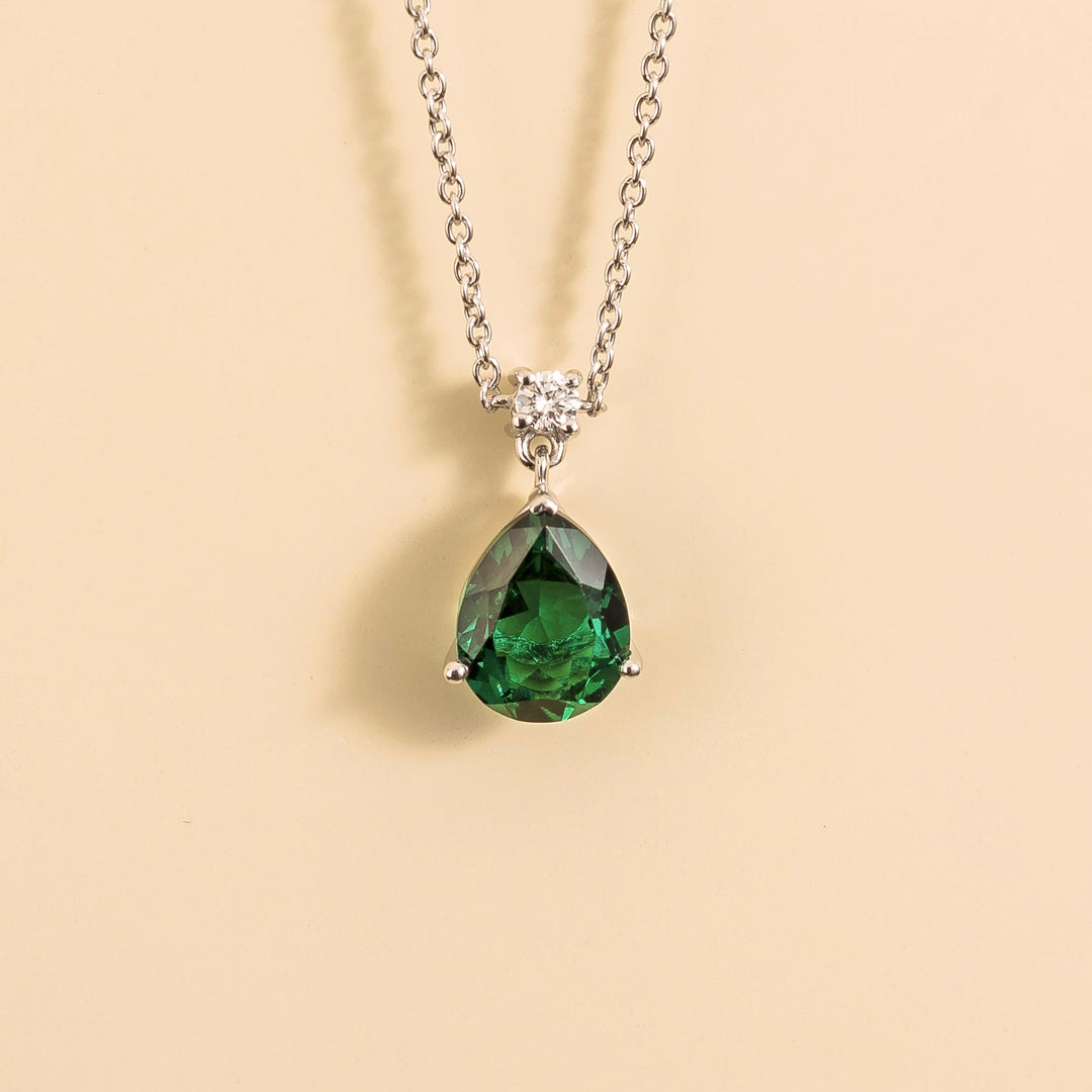 Ori medium pendant necklace in Emerald & Diamond set in White gold