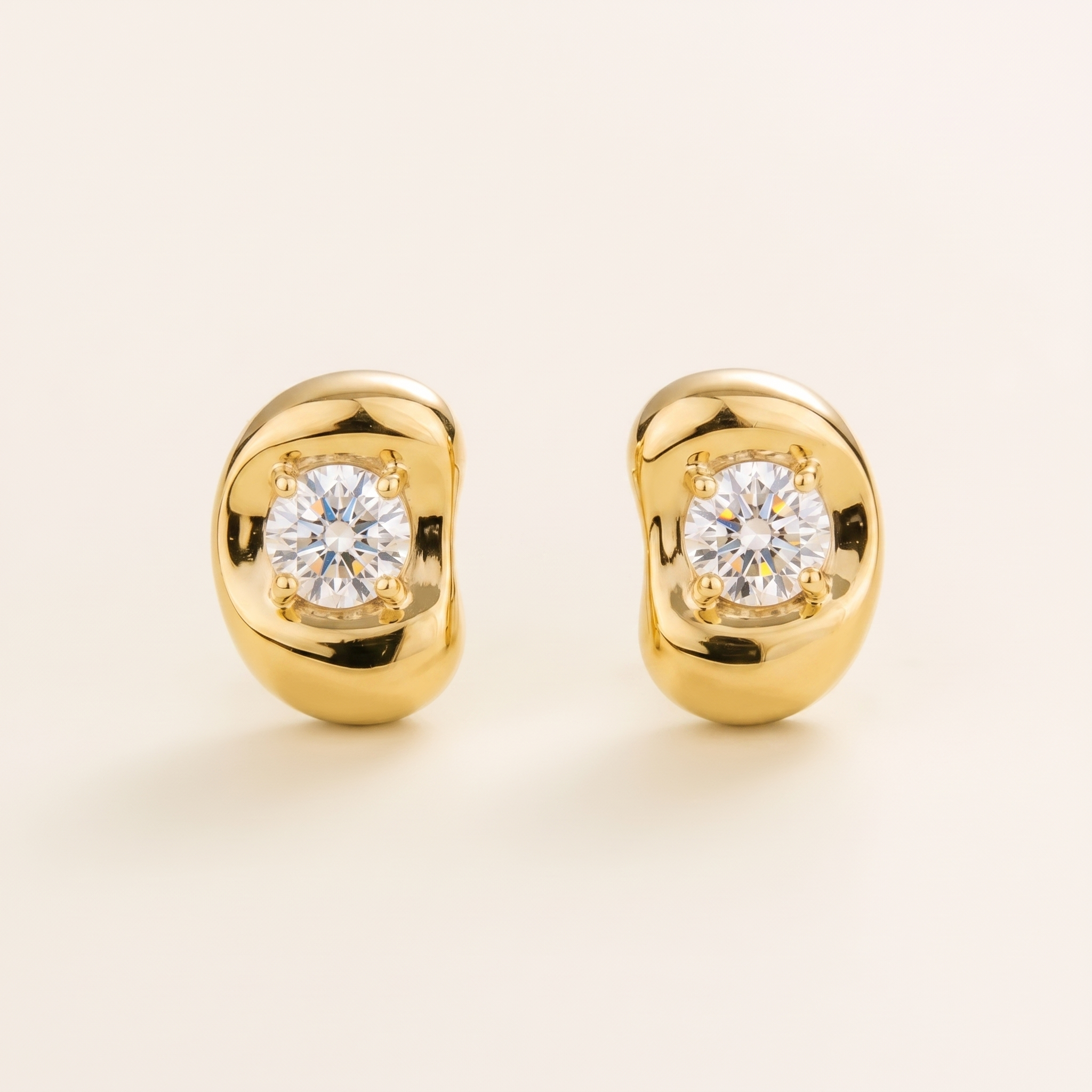 Fava Round Diamond Oval Stud Earrings in Gold | Juvetti