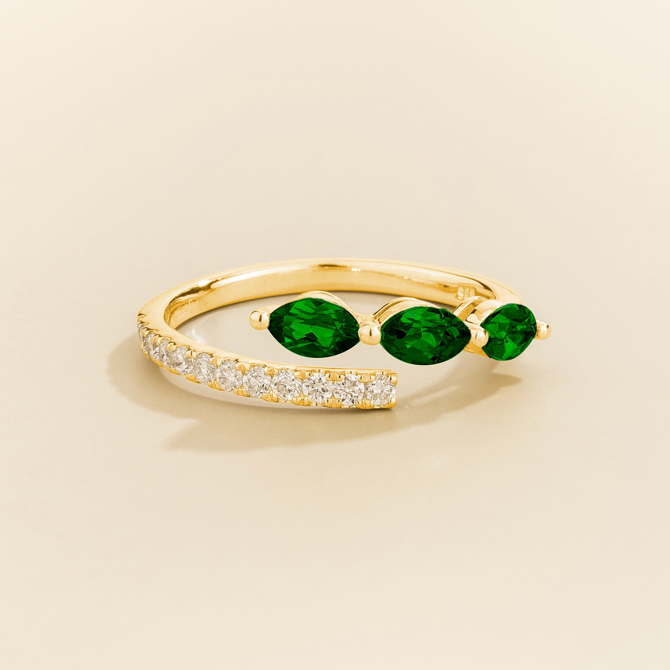 Sava ring in gold set with emerald and Diamonds.
