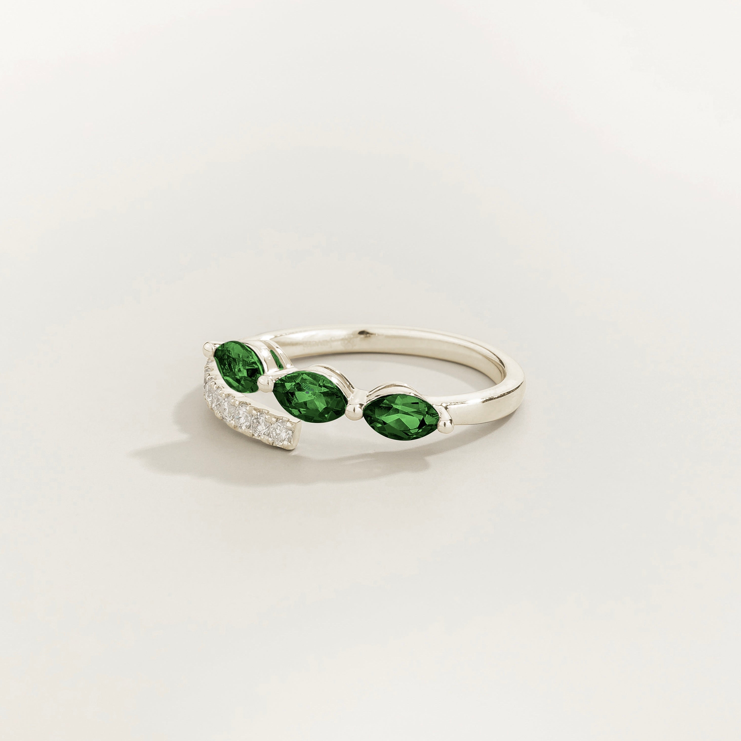 Sava ring in white gold set with emerald and Diamonds.