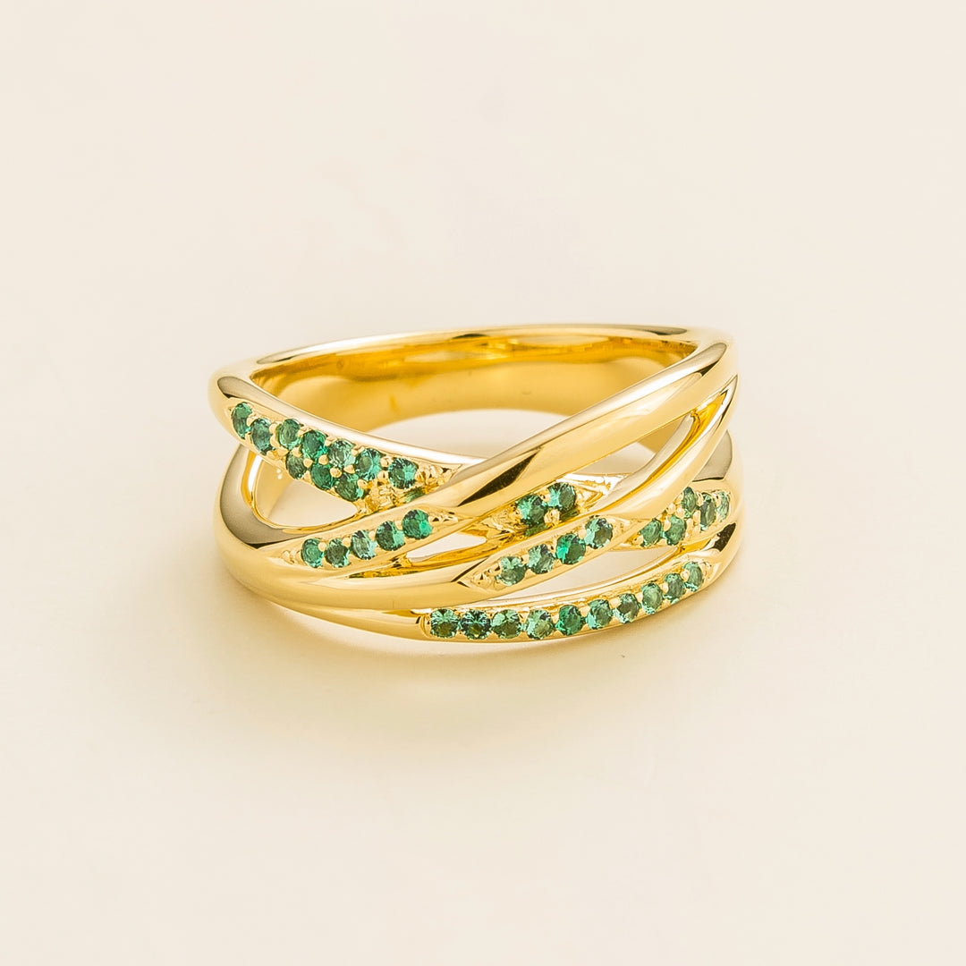 Val gold ring set with Emerald
