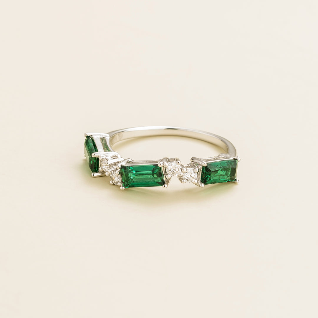 Forma white gold ring in Emerald & Diamond