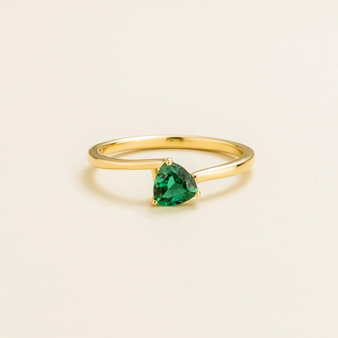 Trillion gold ring set with Emerald