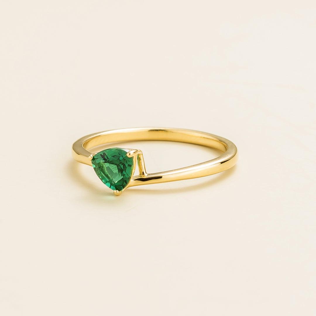 Trillion gold ring set with Emerald