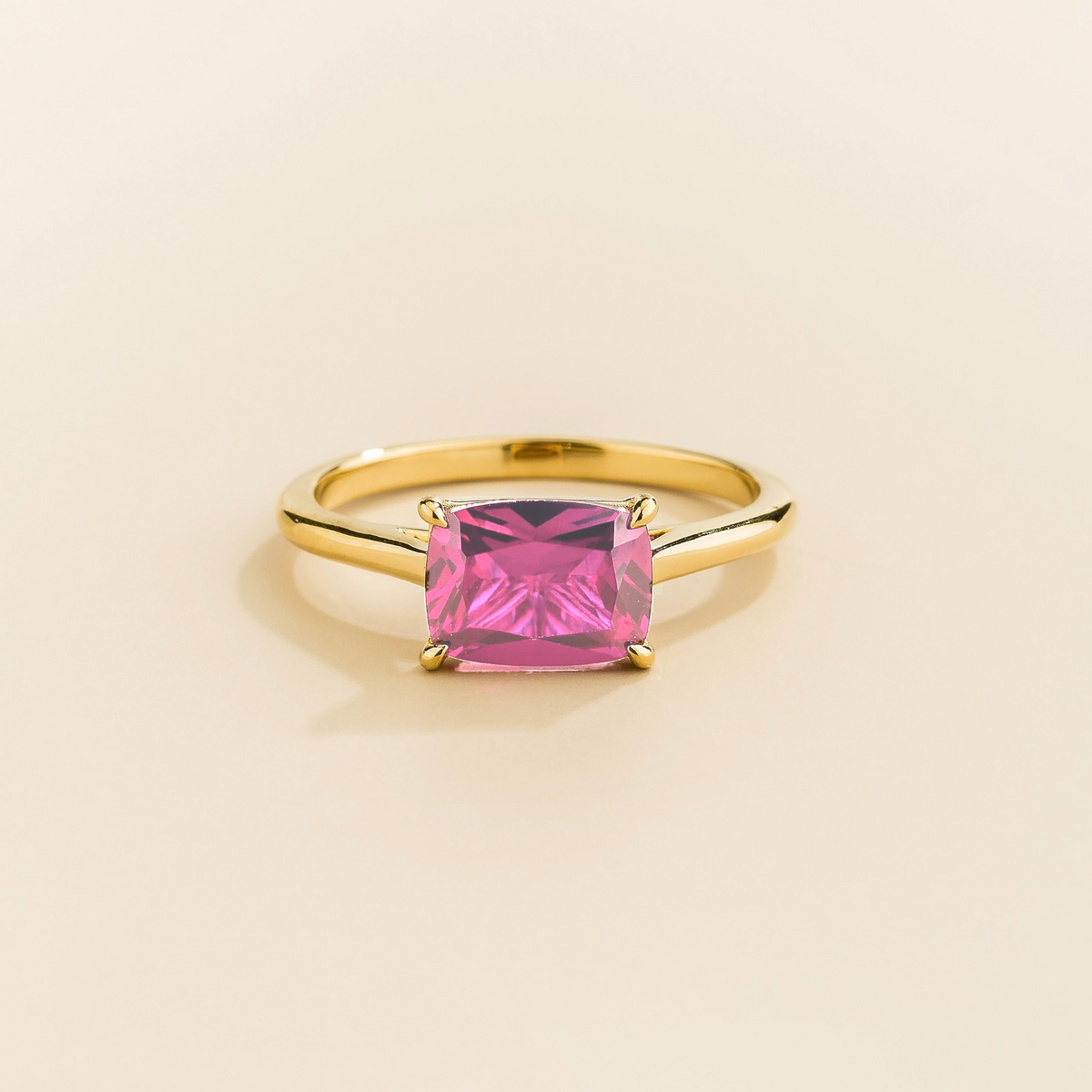 East-west cushion-cut lab-grown pink sapphire solitaire Kissen ring in gold | Juvetti London