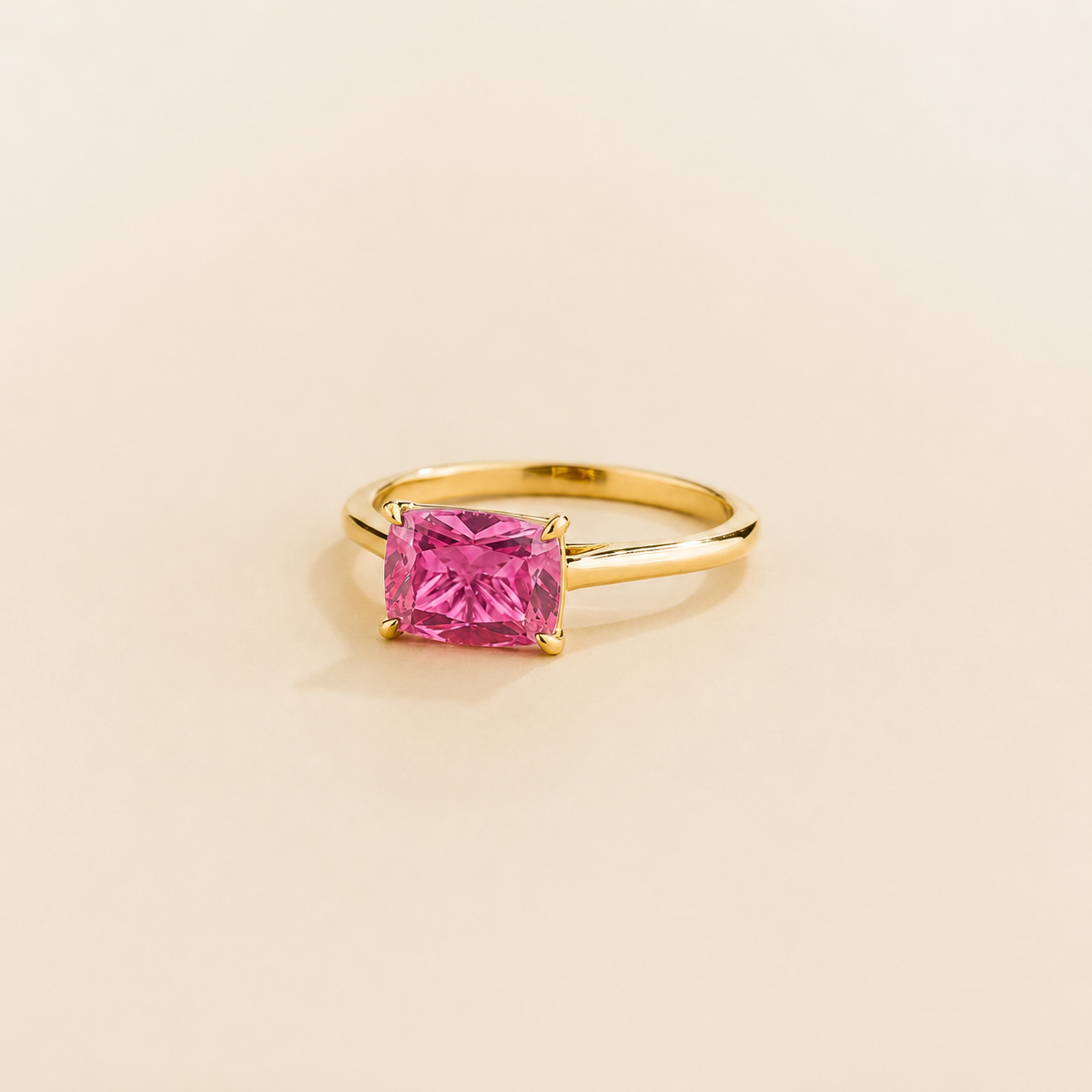Kissen Pink Sapphire East-West Cushion Cut Solitaire Ring In Gold