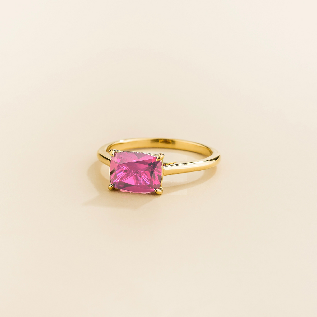 Kissen Pink Sapphire East-West Cushion Cut Solitaire Ring In Gold