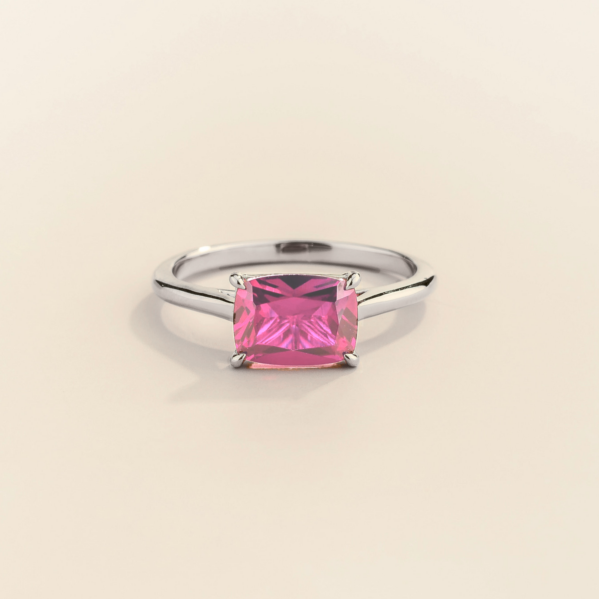 East-west cushion-cut lab-grown pink sapphire solitaire Kissen ring in white gold | Juvetti London
