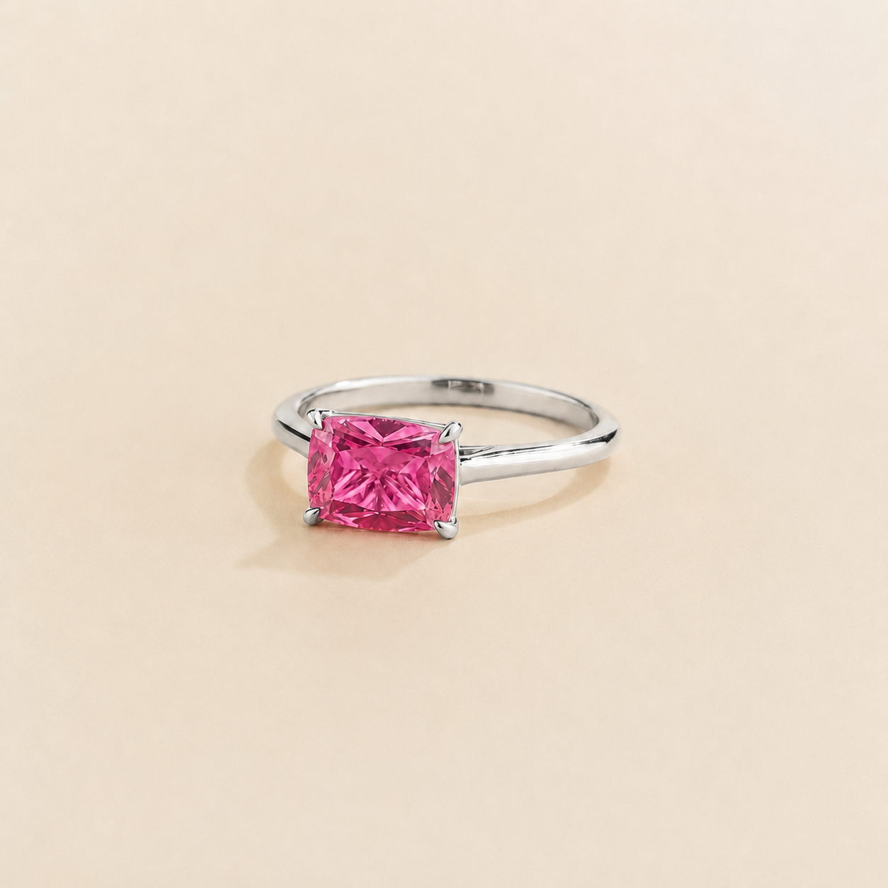 Kissen Pink Sapphire East-West Cushion Cut Solitaire Ring In White Gold