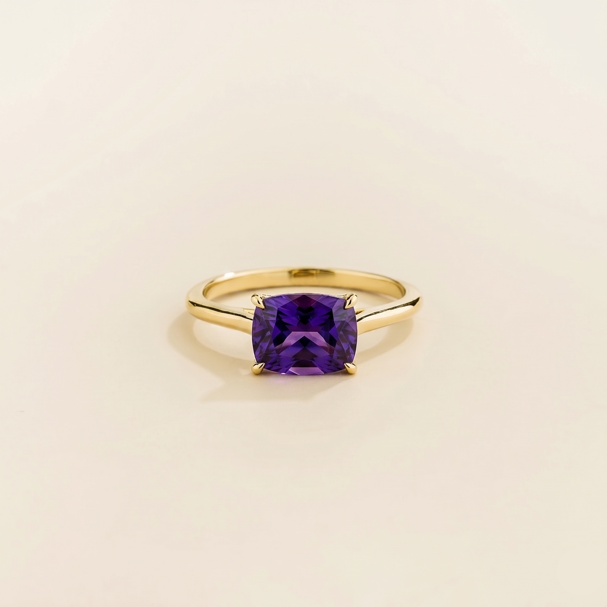 Kissen Purple Sapphire East-West Cushion Cut Solitaire Ring In Gold