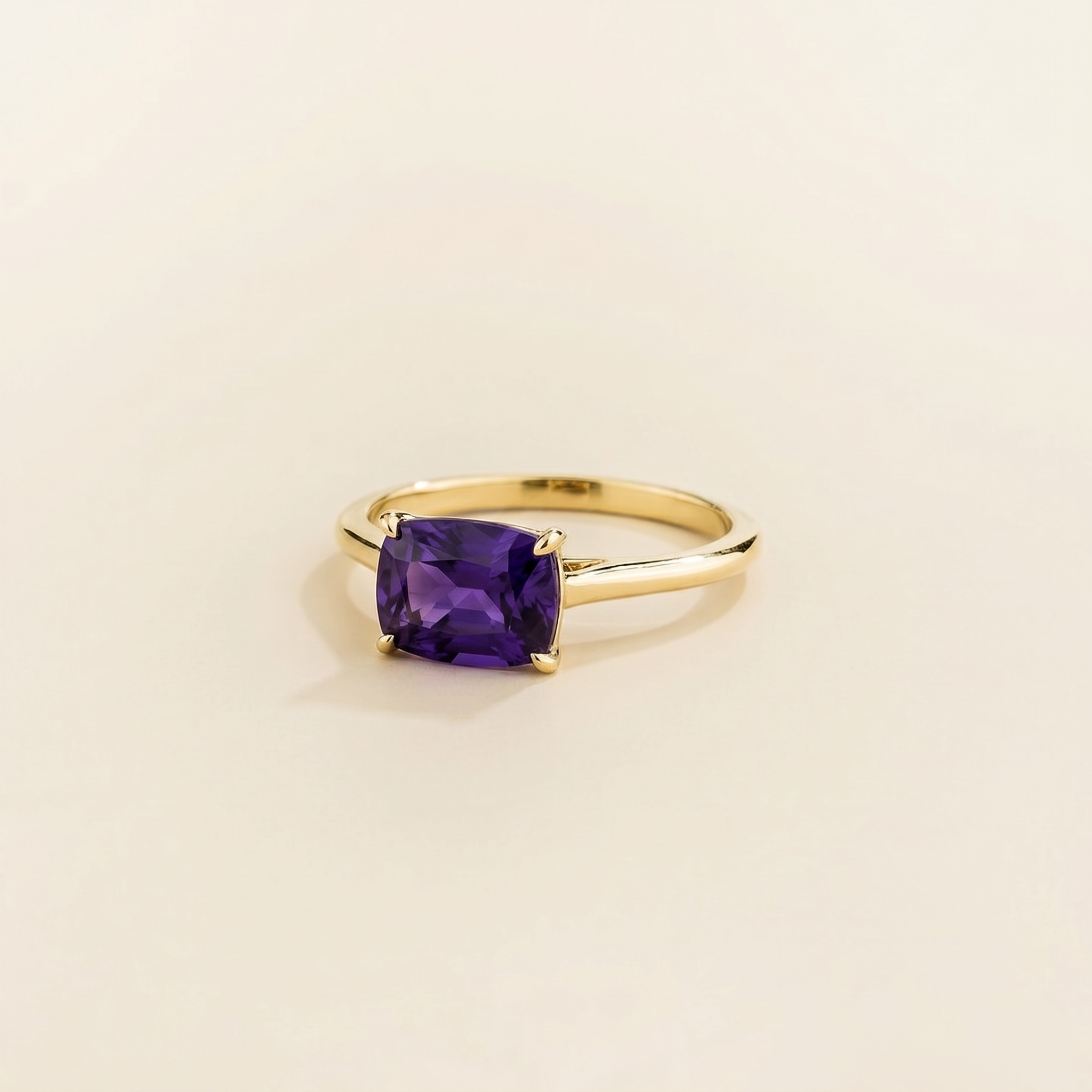 Kissen Purple Sapphire East-West Cushion Cut Solitaire Ring In Gold