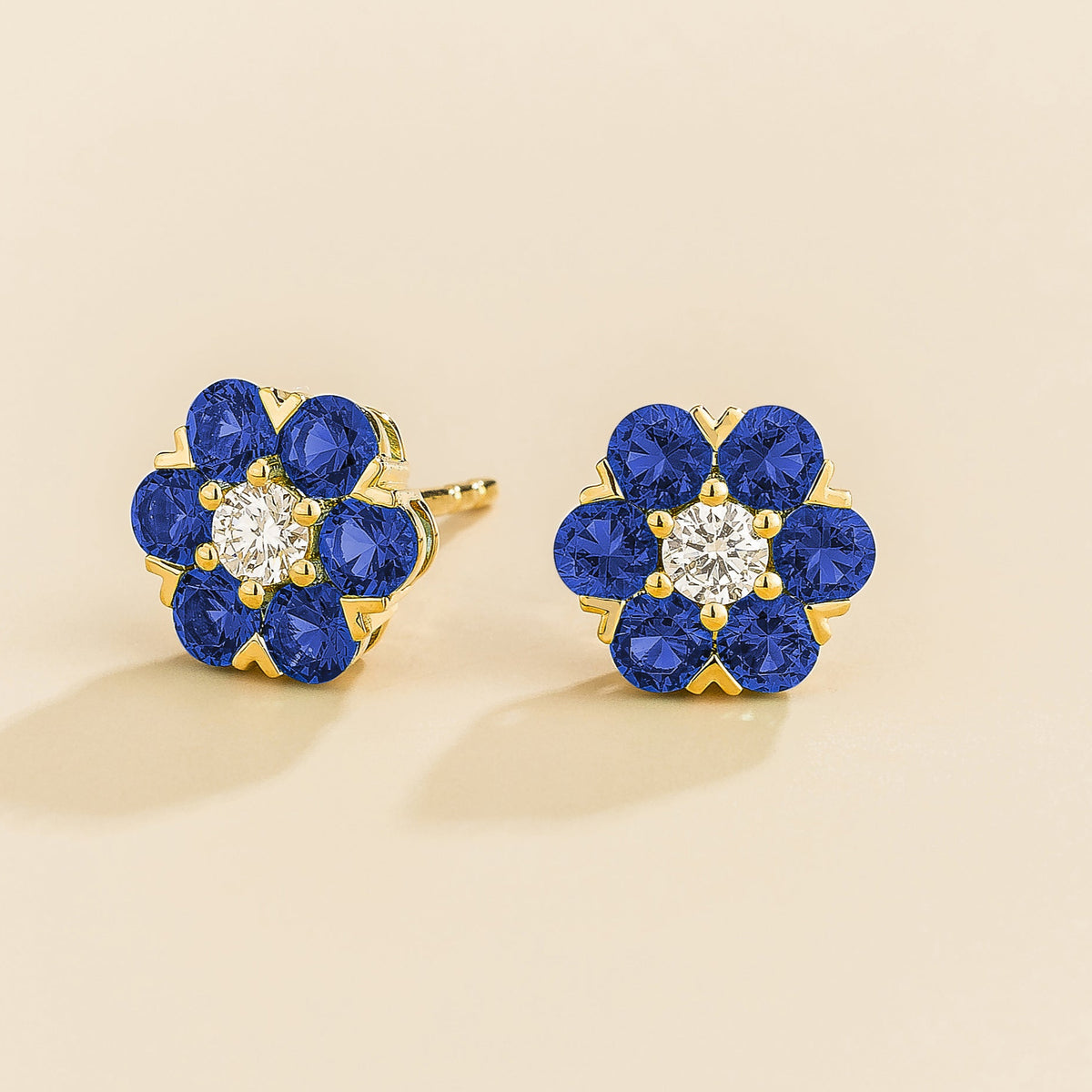 Cinq earrings in gold set with blue sapphires and diamond.