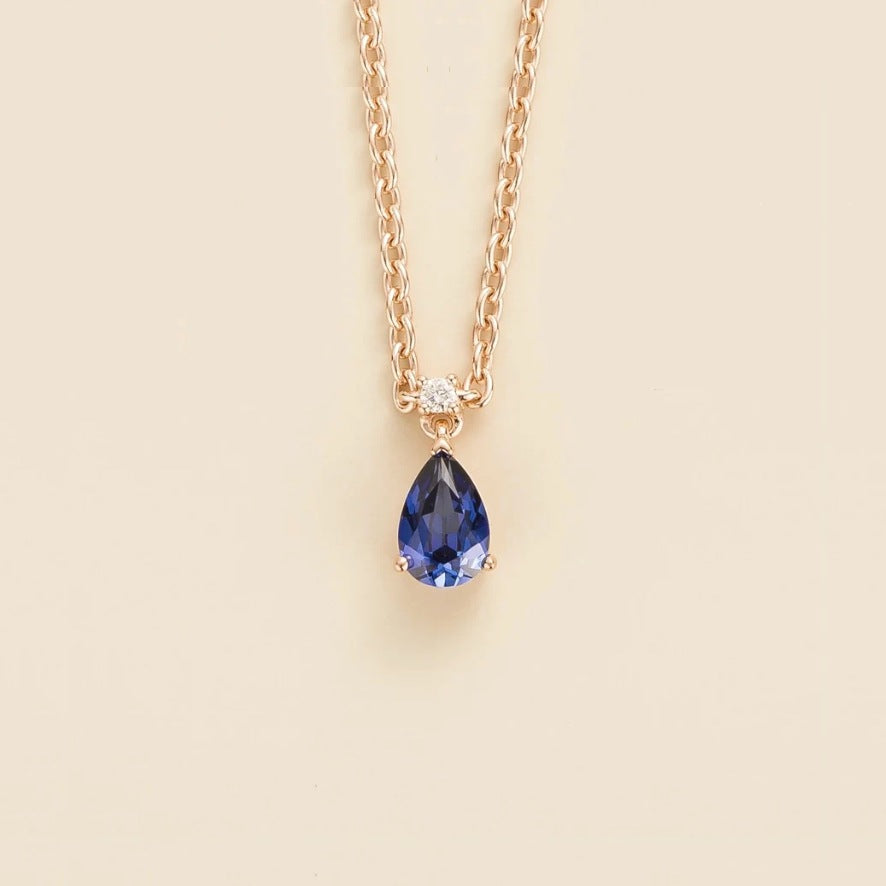 Lab-grown blue sapphire and diamond pear drop pendant necklace in rose gold, small – front view | Pisa by Juvetti