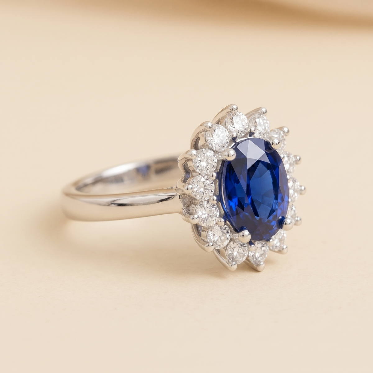 Oval lab-grown blue sapphire and diamond halo ring in white gold – side view | Divo by Juvetti