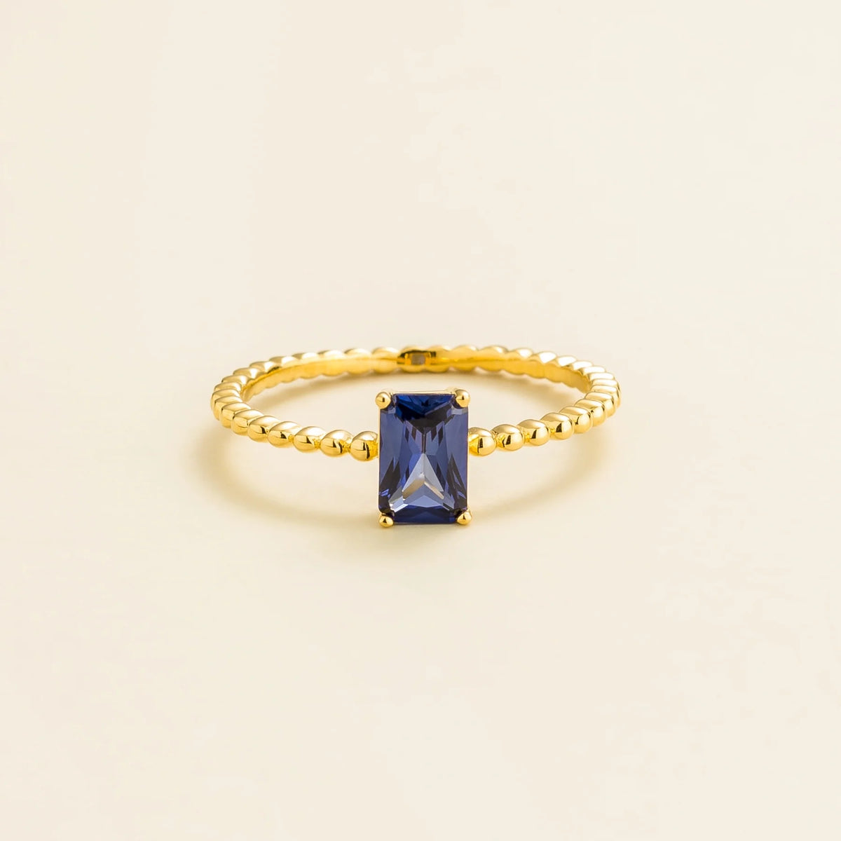 Fondi emerald-cut lab-grown blue sapphire beaded band ring in gold – front view | Juvetti London