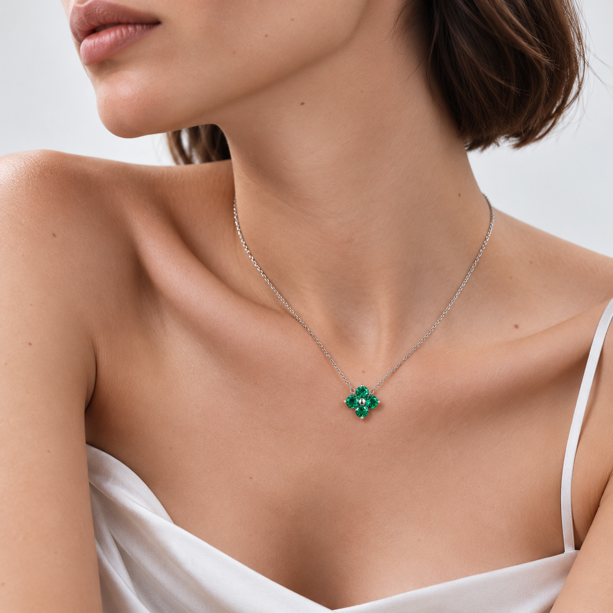 Clover Emerald Necklace In White Gold