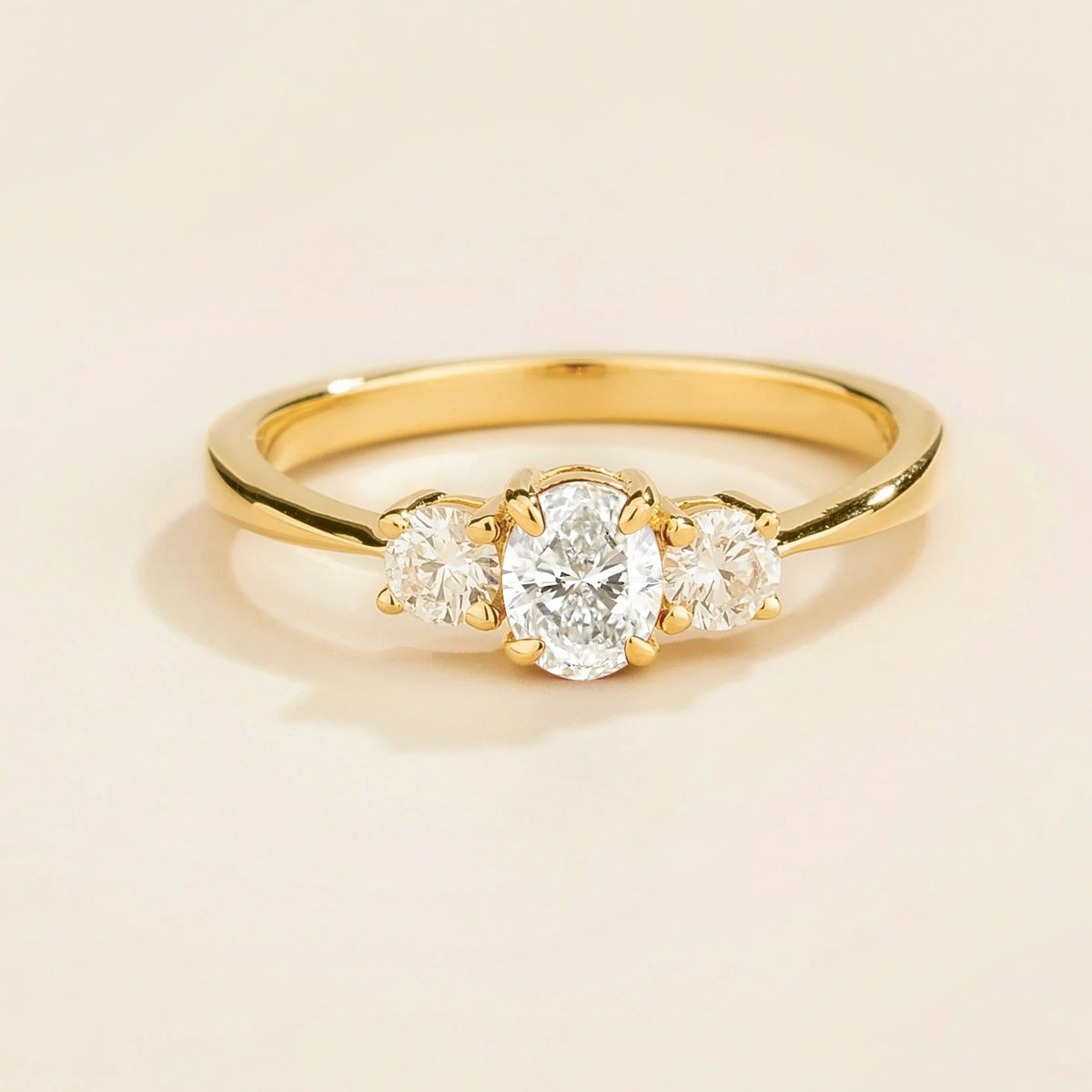Boble diamond oval three-stone ring in gold