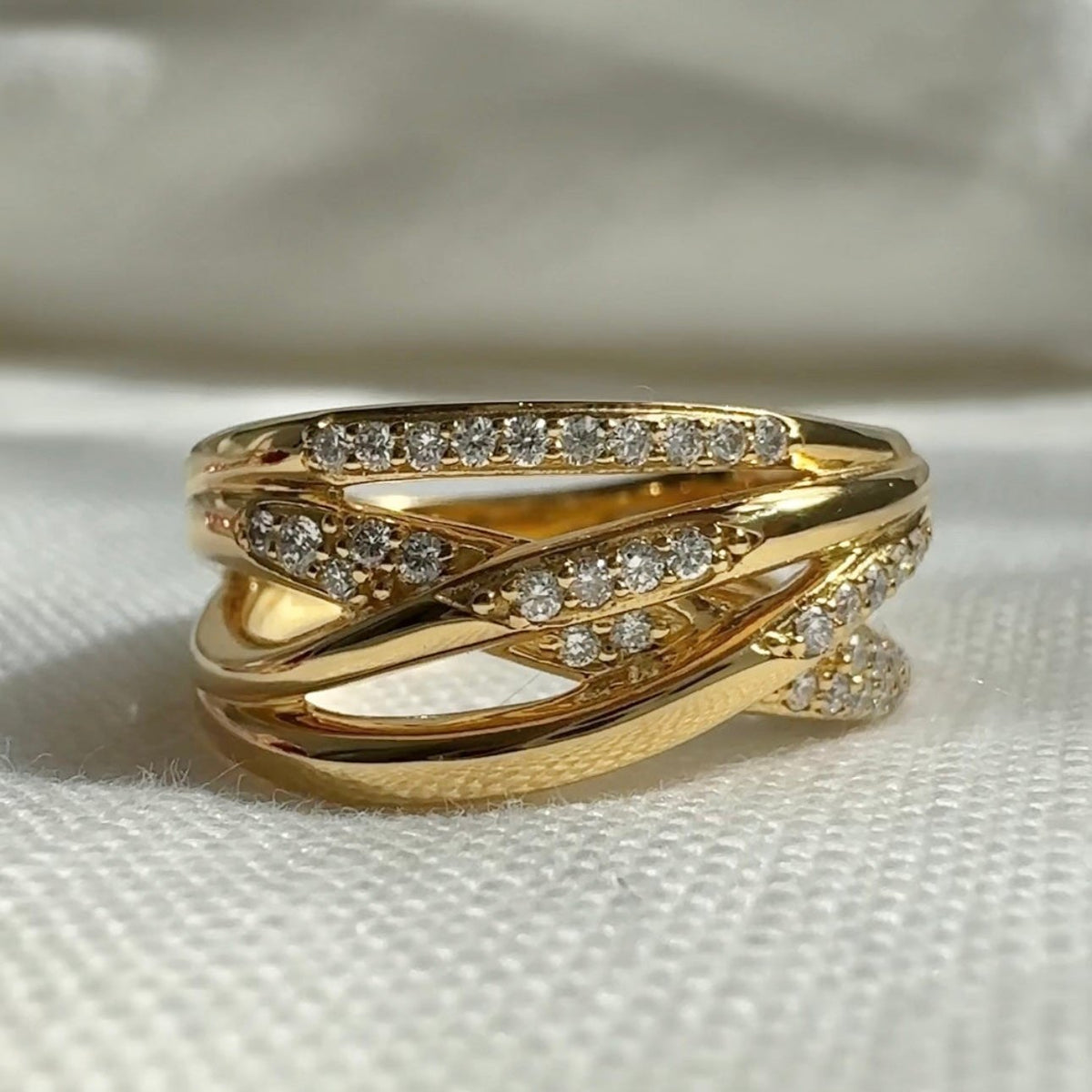 Val diamond multi-row crossover band ring in gold – close-up