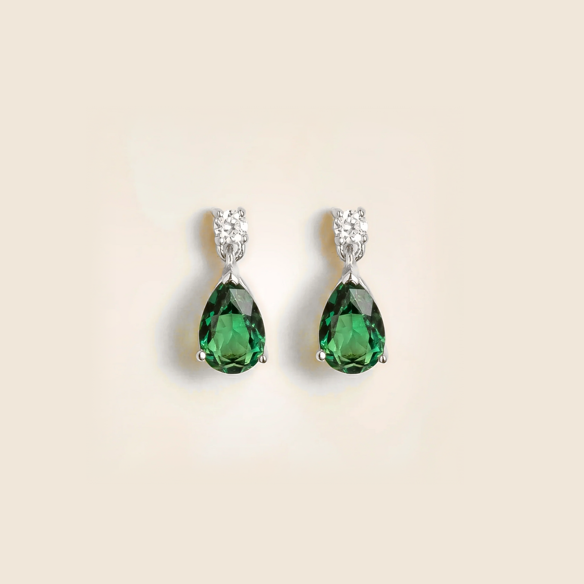 Lab-grown emerald and diamond pear drop earrings in white gold – front view | Pisa by Juvetti