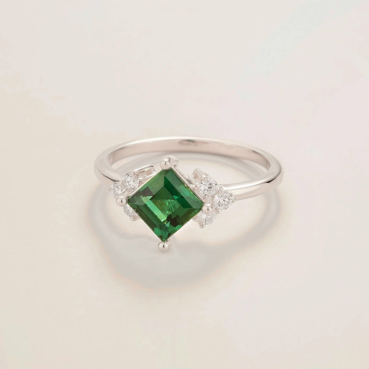 Amore Emerald Princess-Cut & Diamond Ring in White Gold – side view | Juvetti London
