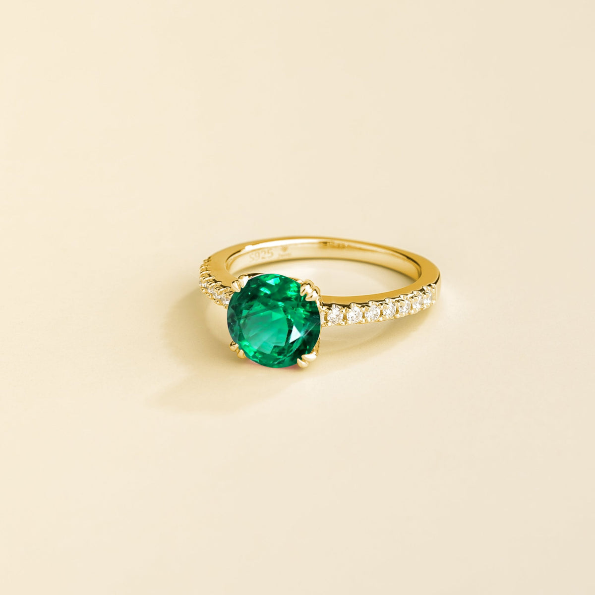 Como round lab-grown emerald solitaire pavé ring in gold – angle | Juvetti London