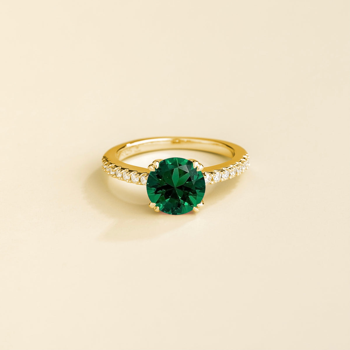 Como round lab-grown emerald solitaire pavé ring in gold – front | Juvetti London